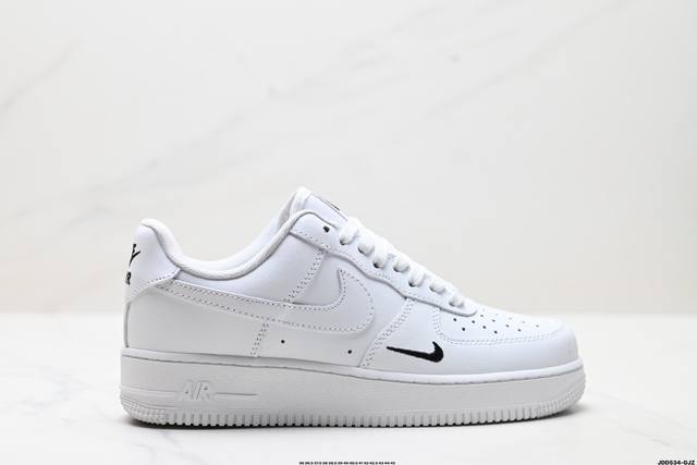真标耐克Nike Air Force 1“07空军一号低帮百搭休闲运动板鞋。柔软、弹性十足的缓震性能和出色的中底设计，横跨复古与现代的外型结合，造就出风靡全球三