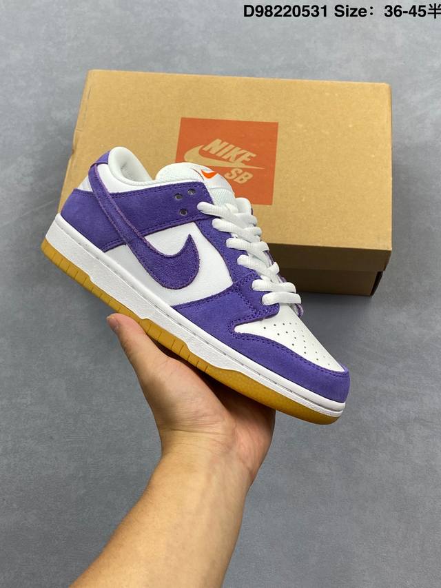 Nike Sb Dunk Low Pro Grey Gum 紫生胶 整双鞋选用紫色麂皮材质打造鞋面，并在鞋侧 Swoosh 和鞋尾皮革辅以白色搭配，之后再辅以经