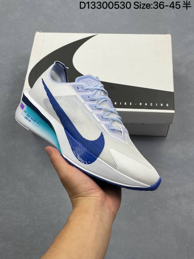 公司级 耐克 Nike Zoomx Vaporfly Next% 4 Proto 是一款限量版的竞速跑鞋，其配色被称为“Proto”，意为“最初、初始”。这款鞋