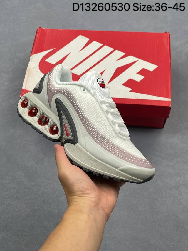耐克Nike Air Max Plus气垫复古慢跑百搭鞋休闲运动鞋 这双鞋采用前脚掌开窗式气垫 这种设计在当时是前所未有的 鞋带孔的设计灵感来自人体肋骨 而鞋底