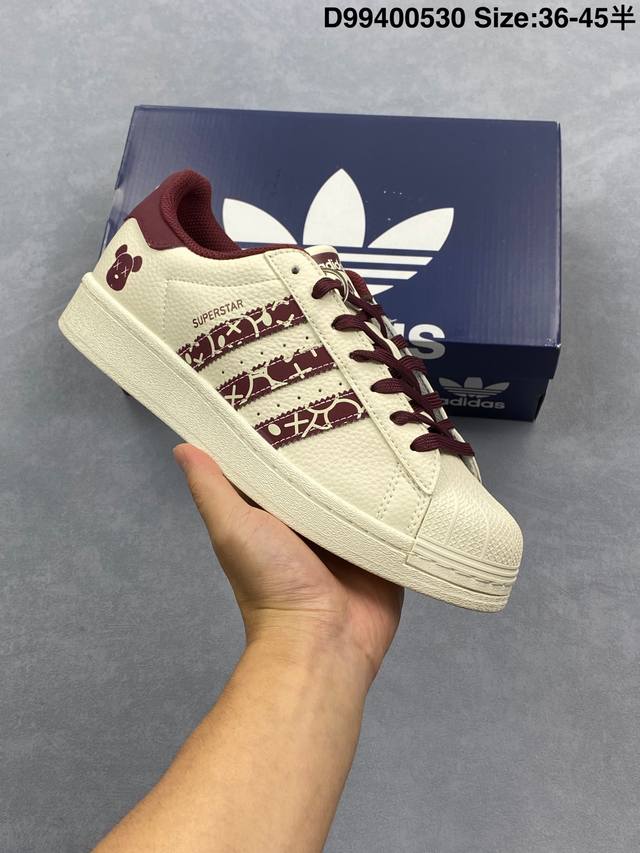 阿迪达斯 Adidas Superstar 2025年新款鞋子 蛇年新款经典贝壳头系列 新款休闲板鞋潮流男女士运动鞋 。鞋面柔软皮革拼接材质 标志性的贝壳鞋头，