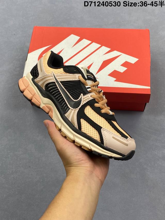 耐克Nike Zoom Vomero 5 马拉松复古跑五代休闲运动慢跑鞋采用环保纤维革饰片组合网眼布鞋面材质 升级正确后跟Tpu加固 耐弯折热塑框架支撑鞋身 中