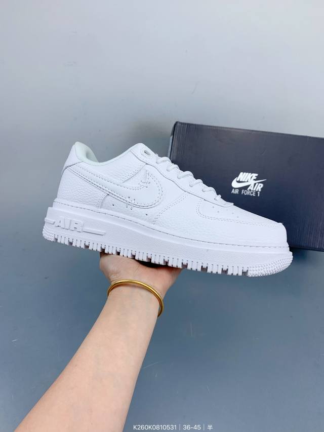空军一号Nike Air Force 1 Gtx Boot 正式发布，以简洁的层次、大胆的细节以及恰到好处的反光细节,让Og篮球款型闪耀冬季街头。 Size：如