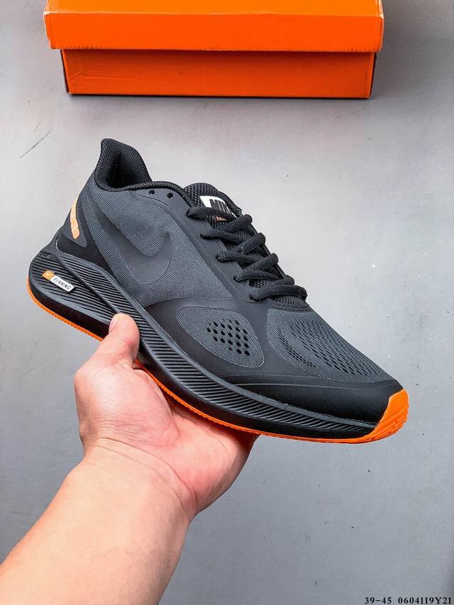 耐克Nike Air Zoom Structure 7X 网面透气跑鞋 原装组合大底 采用透气网眼鞋面搭配外翻式鞋口，为脚跟区域营造出色舒适度，而在鞋底部分，搭