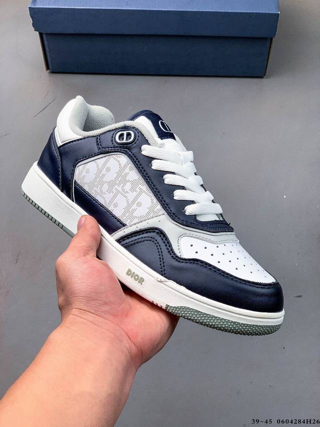 集图 Dior 迪奥 年春季新品B57运动休闲鞋！这款中号B57是对已成为 Dior 标志的经典篮球鞋的重新诠释。采用光滑的蓝色和奶油色小牛皮搭配米色绒面革制成