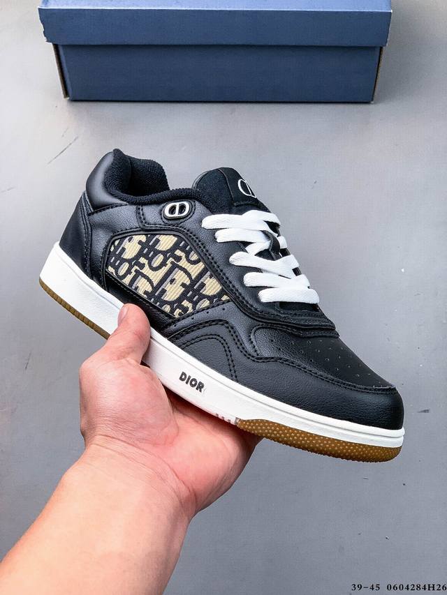 Dior 迪奥 年春季新品B57运动休闲鞋！这款中号B57是对已成为 Dior 标志的经典篮球鞋的重新诠释。采用光滑的蓝色和奶油色小牛皮搭配米色绒面革制成，侧面