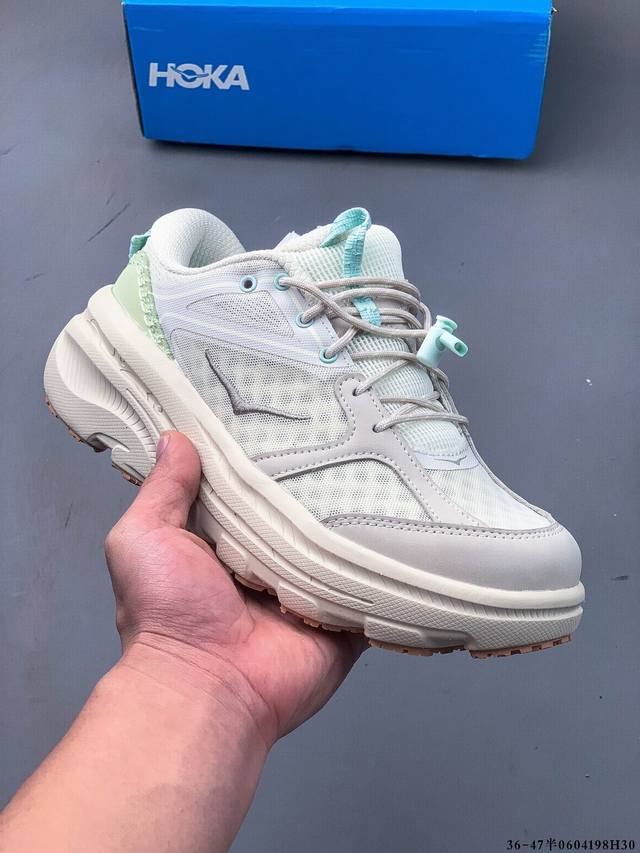 Hoka 携手 Beams推出了全新的 Bondi B3 Ls 鞋款。 如果你是 Hoka 的忠实粉丝，相信对 Bondi 这个名字一定不陌生。这款鞋可以说是奠