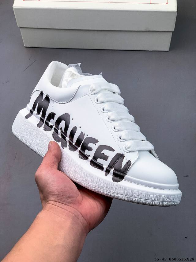 Alexander Mcqueen 麦昆 经典款 想不出有任何理由不收它！面料采用进口丝绸亚光原版牛皮 最新材料 水染羊皮内里，牛皮垫脚 原版大底 回弹度极佳