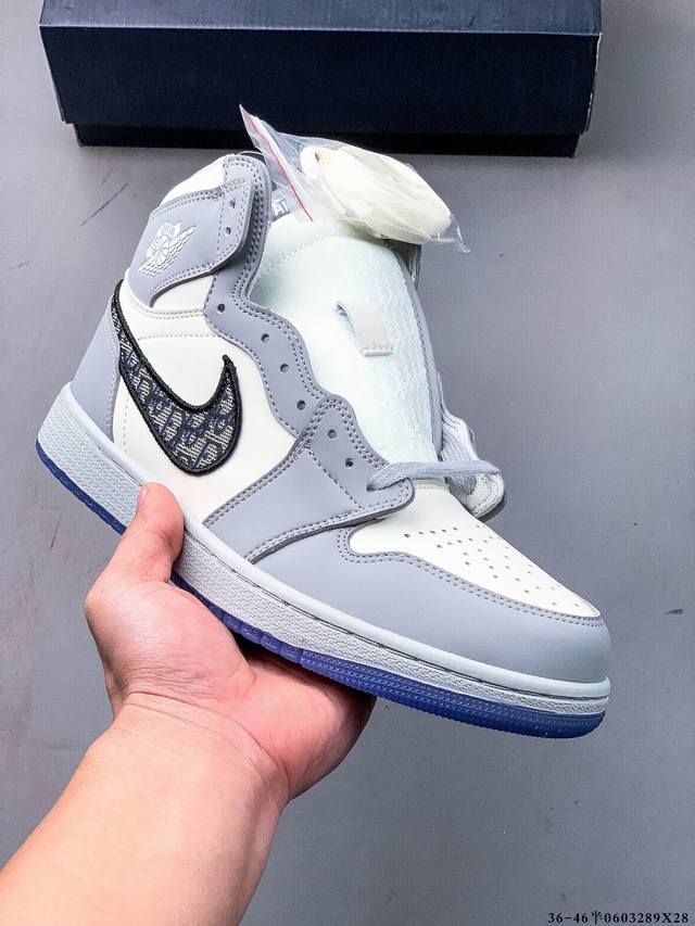 公司级！迪奥Dior X Air Jordan Brand 1 High Og Grey Aj1乔丹一代经典高帮文化百搭休闲运动篮球鞋“白灰冰蓝迪奥” 0603
