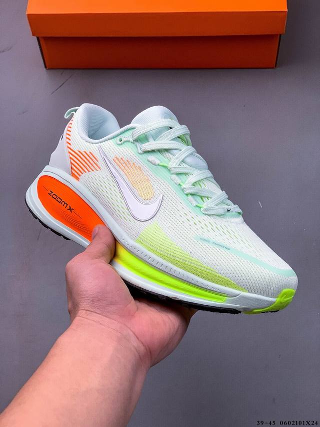 Nike Air Zoom Vomero 18 缓震透气休闲慢跑鞋 新版Vomero结合全新Zoomx和Reactx泡绵 提供双重缓震效果 铸就非凡迈步体验 0