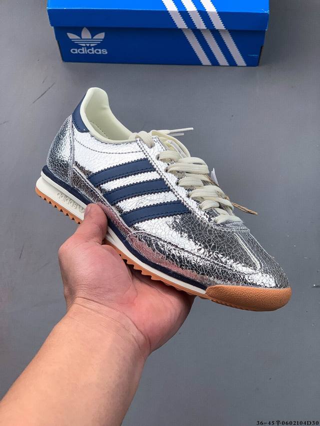 集图 公司级！阿迪达斯Adidas Sl 72 Rs 全新重置版本，将这款复古鞋型用尼龙材质呈现，最终拼接麂皮材质，让该鞋型上脚既有舒适透气性又有满满的复古质感