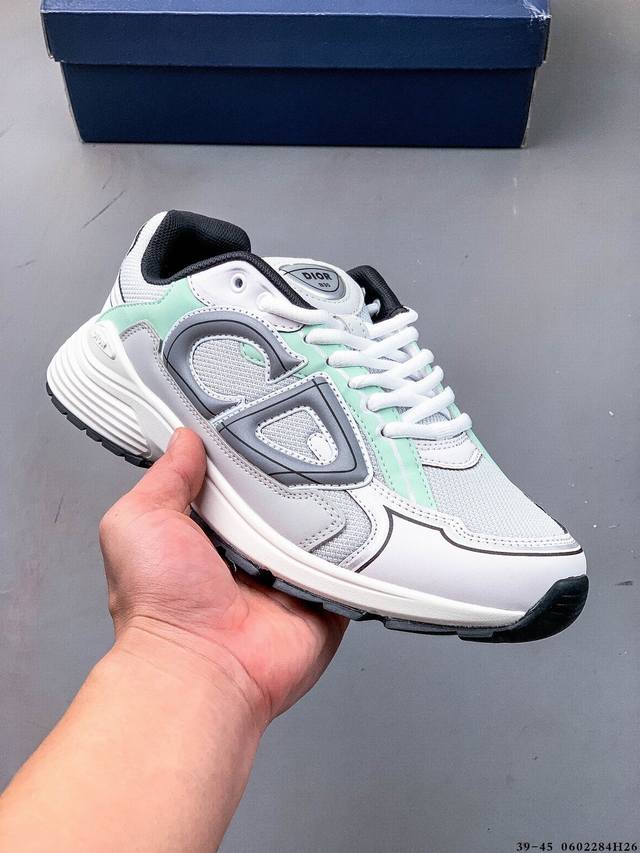 集图 Dior 迪奥 B30 复古风透气百搭休闲鞋 B30运用了质感细腻的皮革与网眼布面材质拼接成鞋身，鞋身两侧贴有显眼的字母Cd表明身份，为Christian