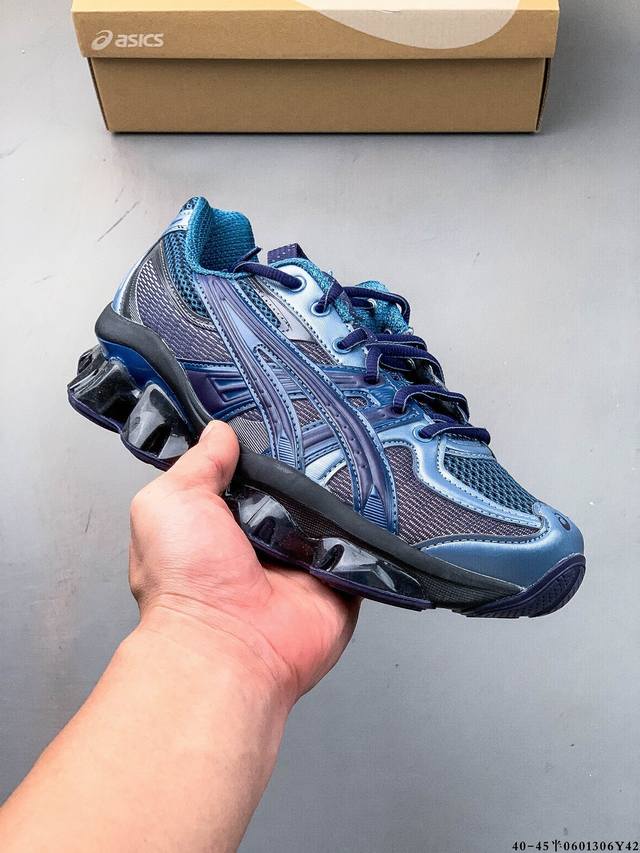 公司级！亚瑟士 Asics Gel-Quantum Kinetic 从 Gel-Nimbus、Gel-Kinetic 等跑鞋汲取灵感，鞋身采用合成皮革、网布材质