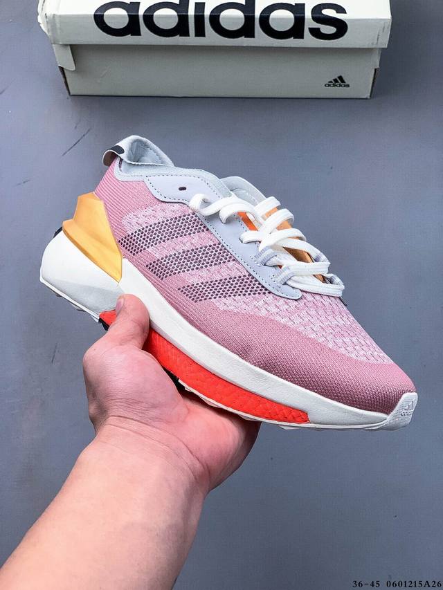 集图 Adidas 阿迪达斯 Avryn 耐磨缓震舒适低帮跑步鞋 这款 Adidas 运动鞋，采用网眼布和绒面革鞋面，融入运动表现技术，呈现摩登折纸风外观。搭载