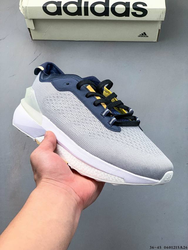 Adidas 阿迪达斯 Avryn 耐磨缓震舒适低帮跑步鞋 这款 Adidas 运动鞋，采用网眼布和绒面革鞋面，融入运动表现技术，呈现摩登折纸风外观。搭载 Ad