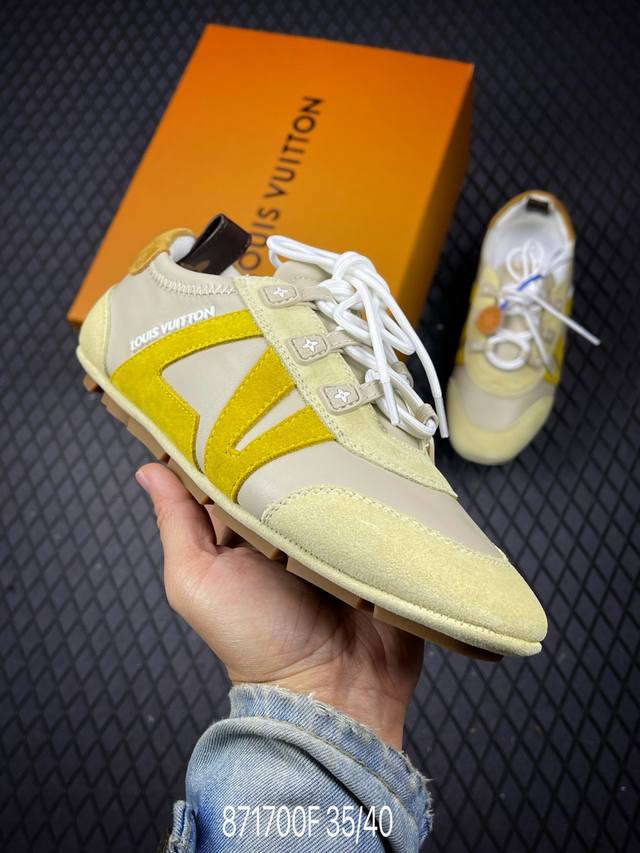 F2025早春发布新款Louis Vuitton Sneakerina 德训鞋 芭蕾舞鞋 采用 Sacchetto 制鞋工艺，赋予柔韧鞋底与轻盈内部设计，适合日