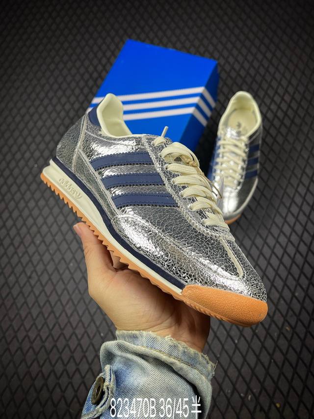 B 公司级 Adidas Originals Sl 72 Og 超轻便透气复古慢跑鞋 鞋头的设计饱满圆润 鞋面是翻毛皮和尼龙材质结合 上脚舒适柔软 橡胶大底非常