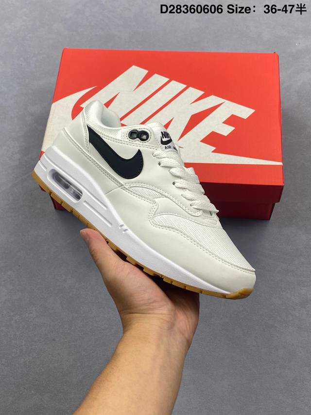 公司级Nike Air Max 1 耐克气垫 缓震 耐磨运动鞋 鞋身材质均选择皮革 织物 麂皮多种材质覆盖 保证质感的前提下 层次感也相当不错 带有开窗式 Ai