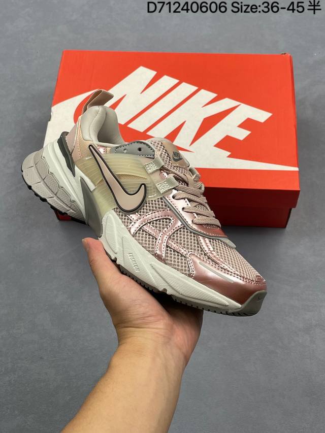 公司级耐克Nike V2K Run跑步鞋复古风潮 网面透气运动鞋 灰银紧致的鞋面材质提供良好的包裹性鞋侧 Swoosh以及鞋头部分搭配增添不少亮点的镀铬细节鞋垫