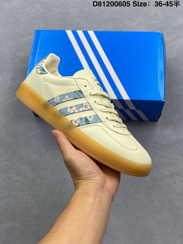 阿迪达斯 Adidas Originals Gazelle Indoor复古三叶草防滑透明橡胶板鞋经典运动鞋。这款经典鞋,忠于原版设计,缀撞色三条纹和鞋跟饰片。