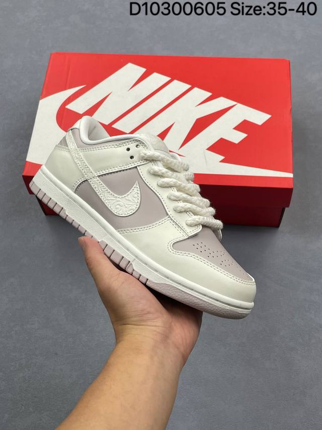 耐克Nike Sb Dunk Low 扣篮系列 复古低帮休闲运动滑板板鞋。采用脚感柔软舒适Zoomair气垫，有效吸收滑板等极限运动在落地时带来的冲击力，为街头