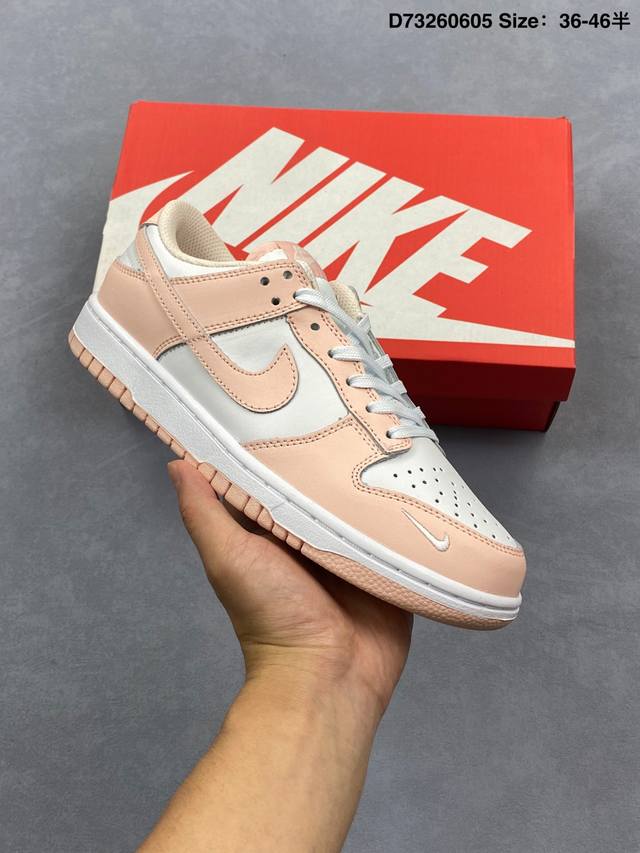 Nike Dunk Low ”Fossil Rose“ 耐克 Sb 低帮 化石玫瑰 灰蓝粉 复古休闲低邦板鞋 鞋身整体采用米色打造鞋面，搭配银灰色框架点缀，其面