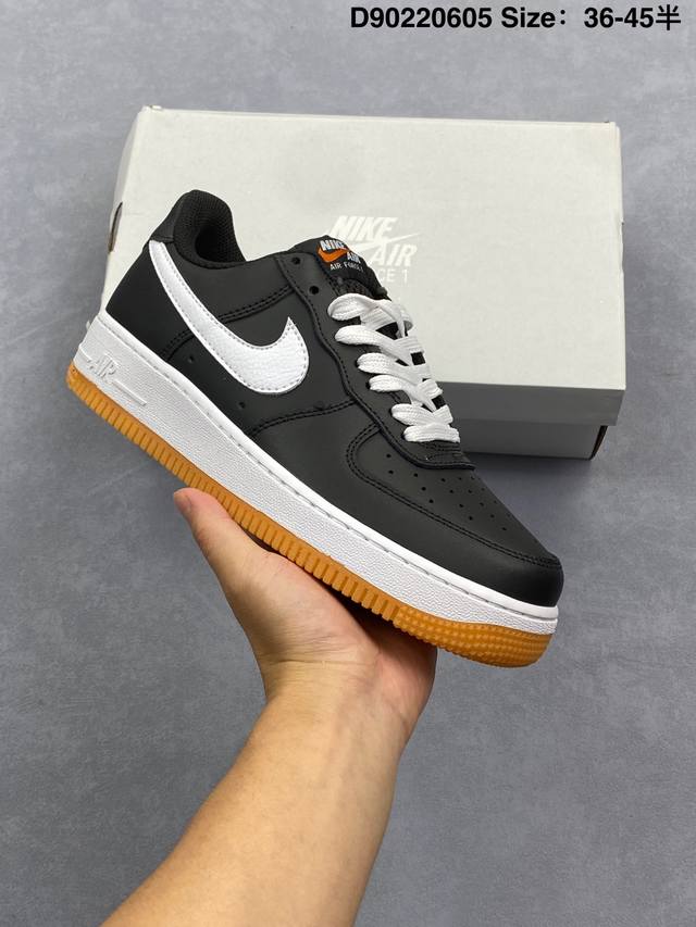 耐克Nike Air Force 7 空军一号低帮百搭休闲运动板鞋。柔软、弹性十足的缓震性能和出色的中底设计，横跨复古与现代的外型结合，造就出风靡全球三十多年的