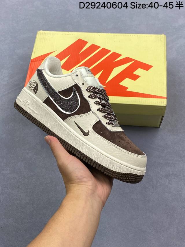 耐克Nike Air Force 1 Low 空军一号低帮百搭休闲运动板鞋 柔软、弹性十足的缓震性能和出色的中底设计，横跨复古与现代的外型结合，造就出风靡全球三