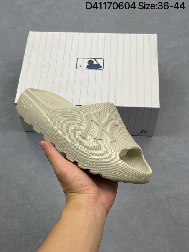 拖鞋Mlb 韩国F&F旗下运动品牌 采用优质轻量克重纤维移膜皮革及透气网面鞋面材质，全新独立4Cm厘米外增高轻质发泡大底爆火女神显高显腿长款Korea韩国 Fw
