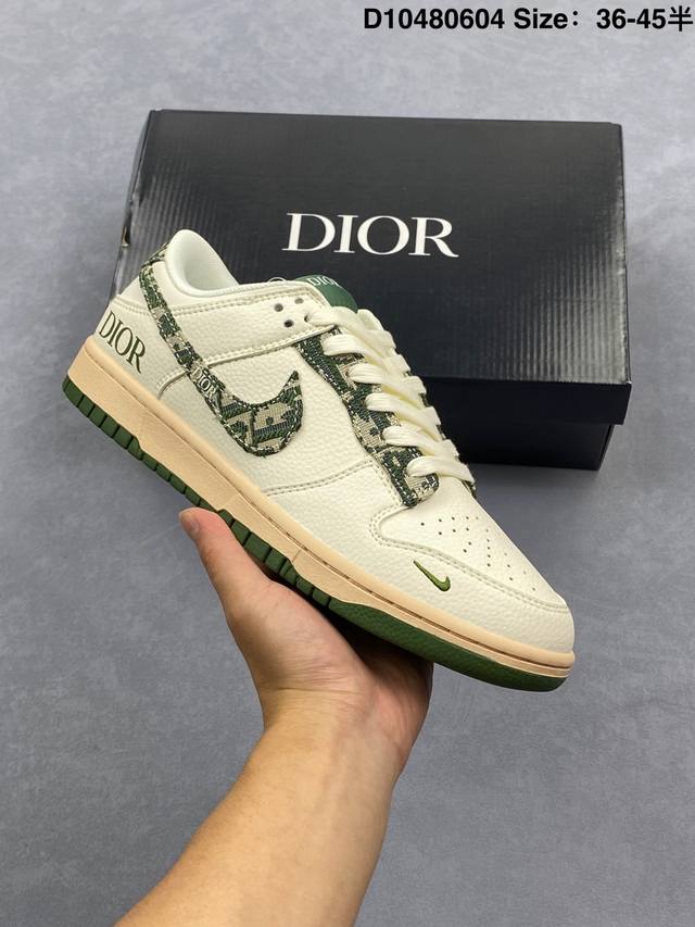 Dior X Nike Dunk Sb Low 迪奥 X 耐克 Sb 低帮 迪奥联名 绿白牛仔 鞋身以米白色作为主色调，鞋面采用米白色皮革打造，搭配绿色迪奥印花
