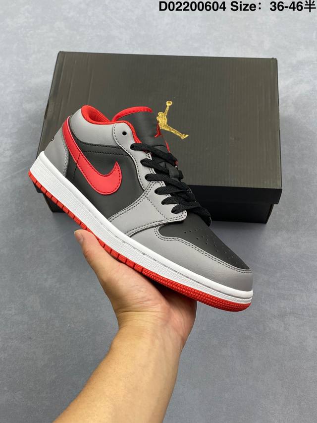 耐克 乔丹Air Jordan 1 Low Aj1 乔1 乔丹1代Aj1 低帮复古文化休闲运动篮球鞋。从1985 年面世的元年款汲取设计灵感，采用简洁大方的经典