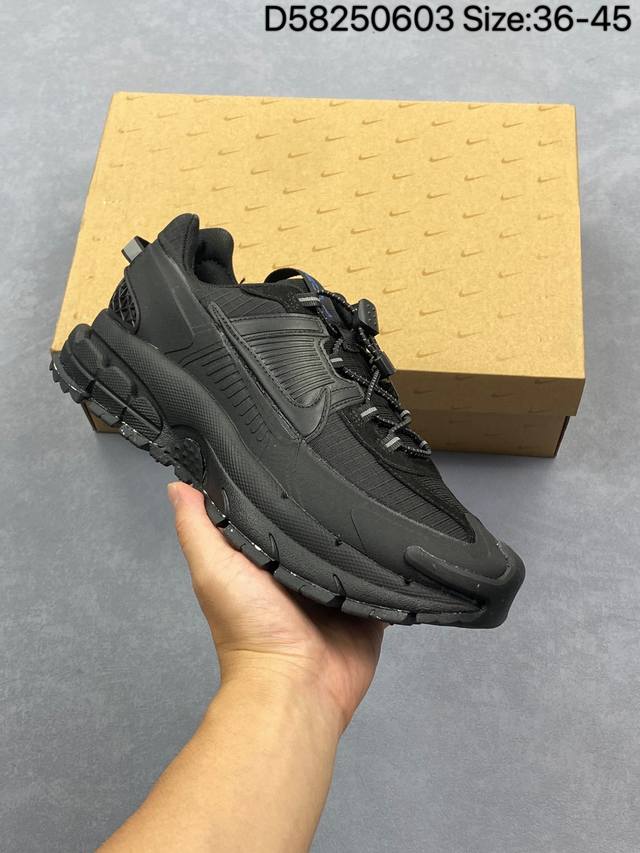 耐克Nike Zoom Vomero Roam 马拉松复古跑五代休闲运动慢跑鞋 采用环保纤维革饰片组合网眼布鞋面材质 升级正确后跟Tpu加固 耐弯折热塑框架支撑
