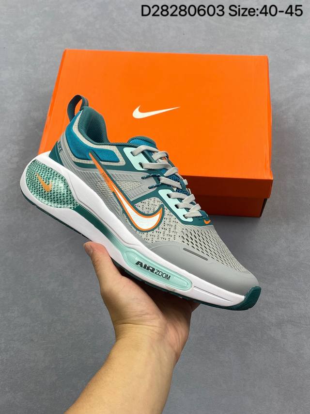 耐克 Nike Zoom Winflo V2 跑步鞋搭载工程网眼设计，巧妙结合 Flywire 飞线，为你全程缔造轻盈透气感受和手套般的出色贴合体验。Nike