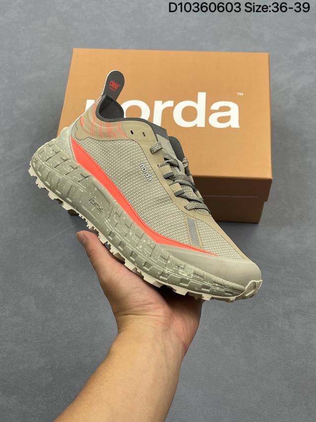 Norda 001 厚底系带耐磨 低帮 户外 越野登山功能鞋 舒适鞋面 具有很好的延展性 时尚质感鞋面 系带闭合方式 后跟采用柔软材质舒适贴合脚踝 编码：D10
