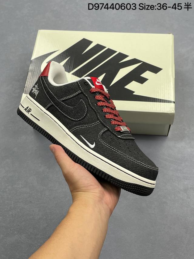 Nike Air Force 1 Low 空军一号低帮百搭休闲运动板鞋。柔软、弹性十足的缓震性能和出色的中底设计，横跨复古与现代的外型结合，造就出风靡全球三十多