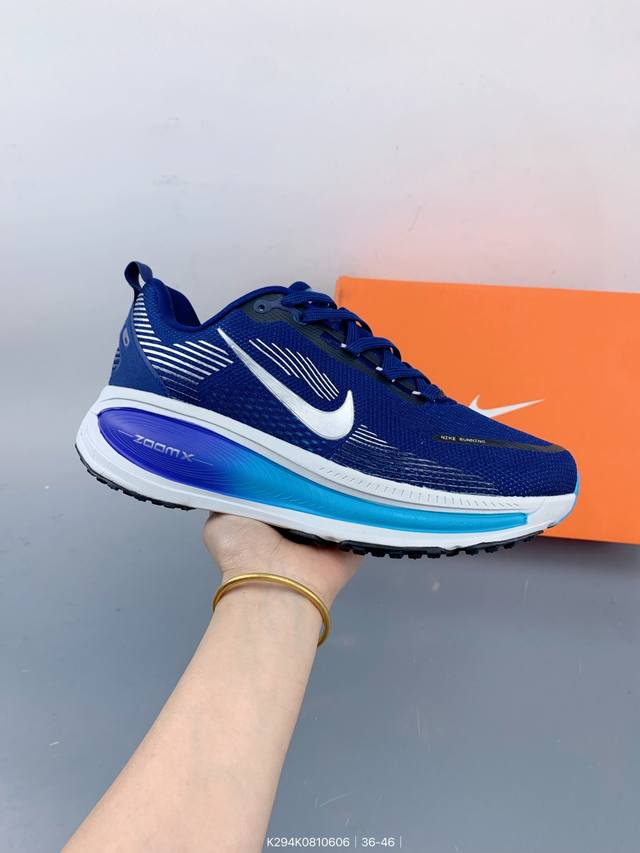 公司级Nike Vomero 18 耐克 舒适减震防滑 低帮跑步鞋 全掌Reactx泡绵中底 前掌和后跟还配备了Air Zoom气垫单元 据说跑起来更快更舒适哦