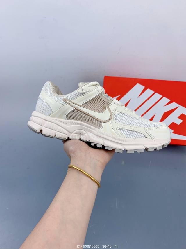 公司级 真标 耐克 Nike 耐克夏季 Zoom Vomero 5 运动鞋休闲训练跑步鞋。Nike Zoom Vomero 5 男女子运动鞋妥帖包覆足部，提供透