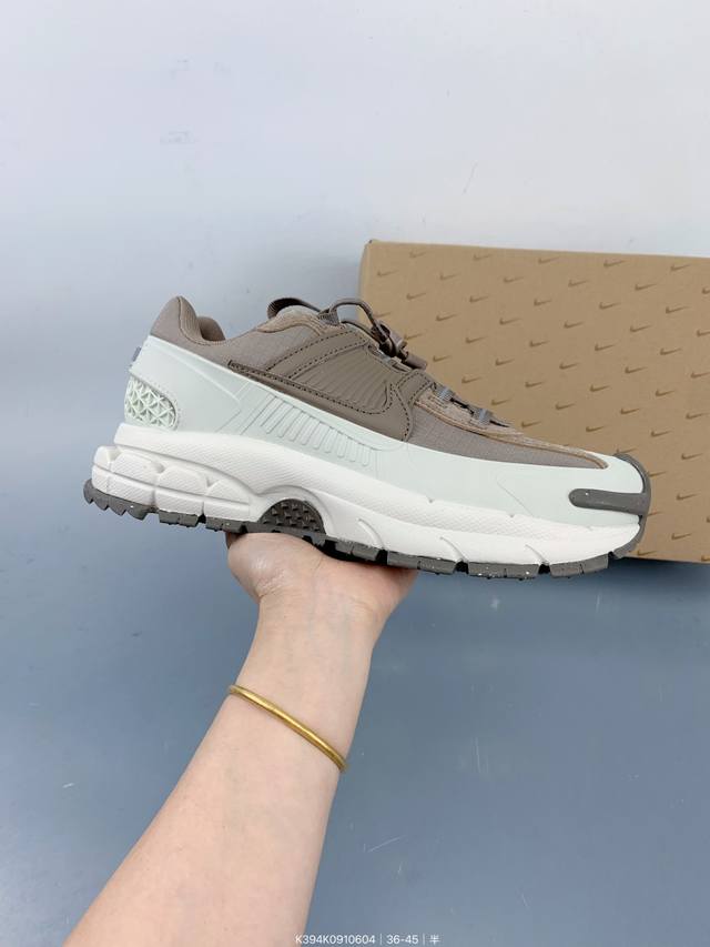 耐克Nike Zoom Vomero Roam 马拉松复古跑五代休闲运动慢跑鞋 采用环保纤维革饰片组合网眼布鞋面材质 升级正确后跟Tpu加固 耐弯折热塑框架支撑