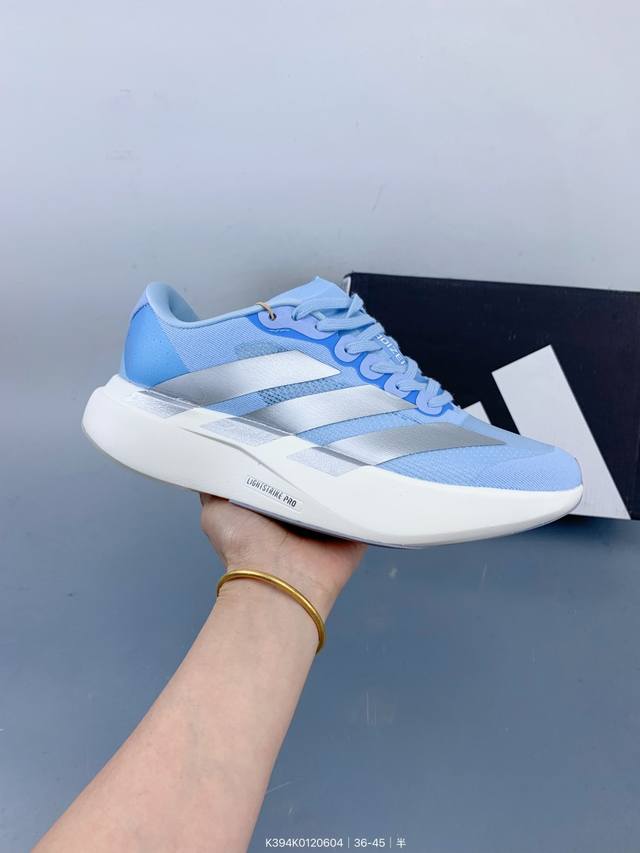 Adidas Adizero Evo Sl 阿迪超轻透气缓震跑鞋 整体外观造型与Adizero Adios Pro Evo 1非常相似 中底配置方面搭载全掌Li