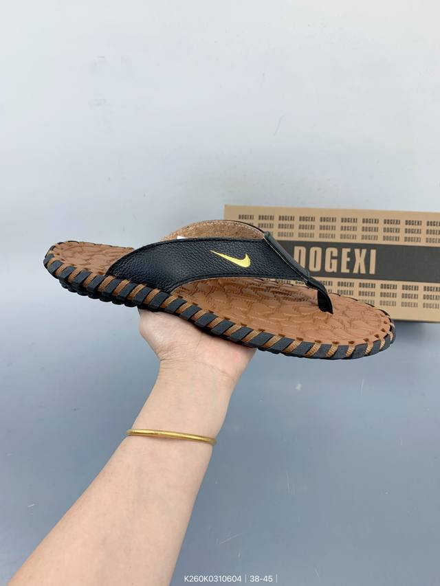 Nike 耐克 采用Tpr光泽高密度防滑鞋底及Tpu光泽人字上条材质 耐克 Nike Slide 夏日潮流穿搭涉水室内外夹趾人字拖凉鞋 Size：如图 编码：K