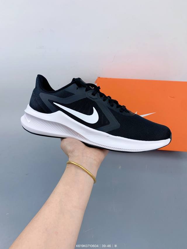 公司级耐克Nike Zoom Winflo V10 3M 代轻质透气休闲运动跑步鞋。采用了后掌气垫的设计，升级中底为Cushlon St，材质上更显得轻盈透气，