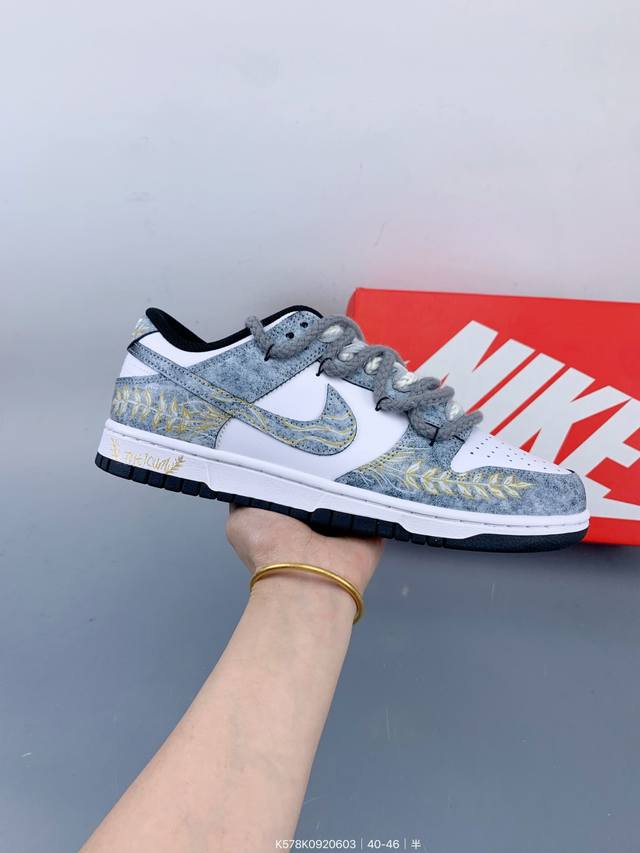 公司级Nike Dunk Low 风吹麦浪 灰白金 当匠意灵感遇见大地诗篇，以风为针，麦为线，在 Dunk Low 的纯白画布上，织就一袭流动的金色乐章。金色麦