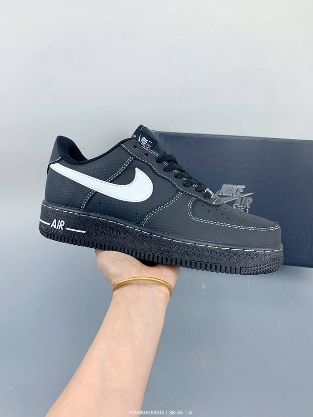 耐克 Nike Air Force 1 ’07 空军一号低帮百搭休闲运动板鞋。柔软、弹性十足的缓震性能和出色的中底设计，横跨复古与现代的外型结合，造就出风靡全球