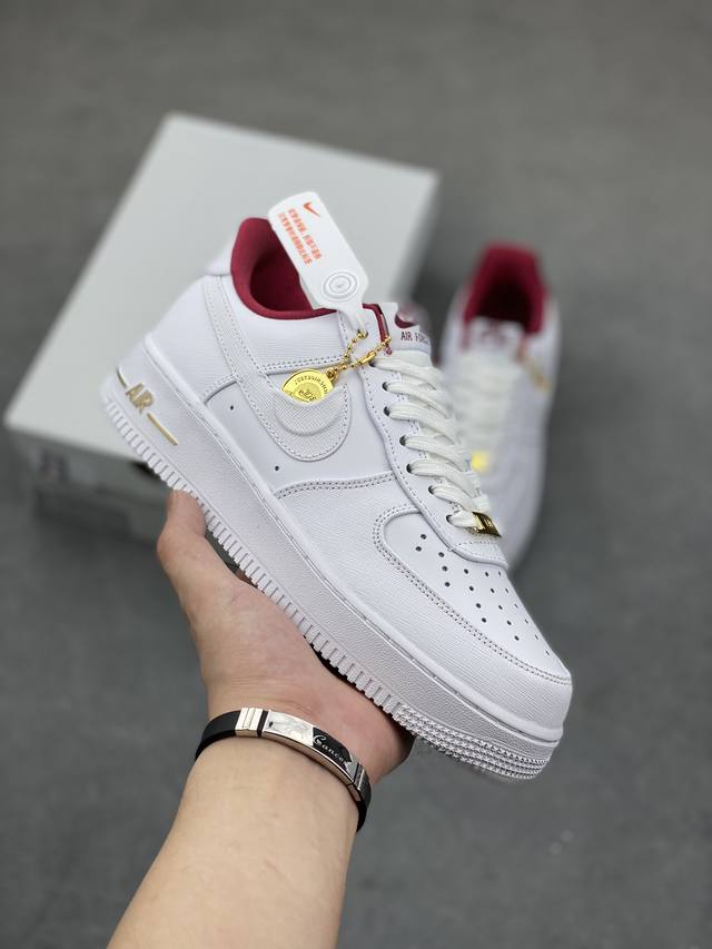 工厂P套现 福利特价 原本地200版本 耐克Nike Air Force 1 Low 空军一号低帮百搭休闲运动板鞋。柔软、弹性十足的缓震性能和出色的中底设计，横