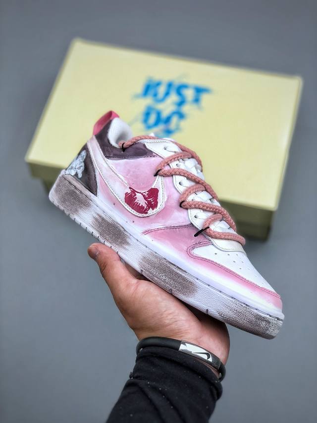 Nike Court Borough[嘴唇] “吻箭倾心”[嘴唇]解构手绘 潮流简约低帮板鞋 当丘比特的鎏金箭矢状的指针划过表盘，与爱人交叠的影子共同构成一幅关