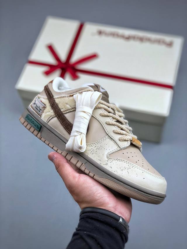 Nike Dunk Low 熊猫恶作剧 冬梦奇缘 御光米褐 低帮休闲板鞋 Hq1175-240 #配色整体围绕熊猫恶作剧圣诞主题设计，鞋身整体采用专属颜料重新喷