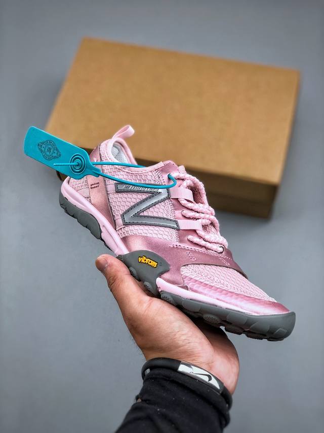 Issey Miyake X New Balance Nb Mt10O 舒适时尚 减震耐磨 低帮 生活休闲鞋 男女同款 粉色 鞋面采用轻质网布与柔软皮革相结合，