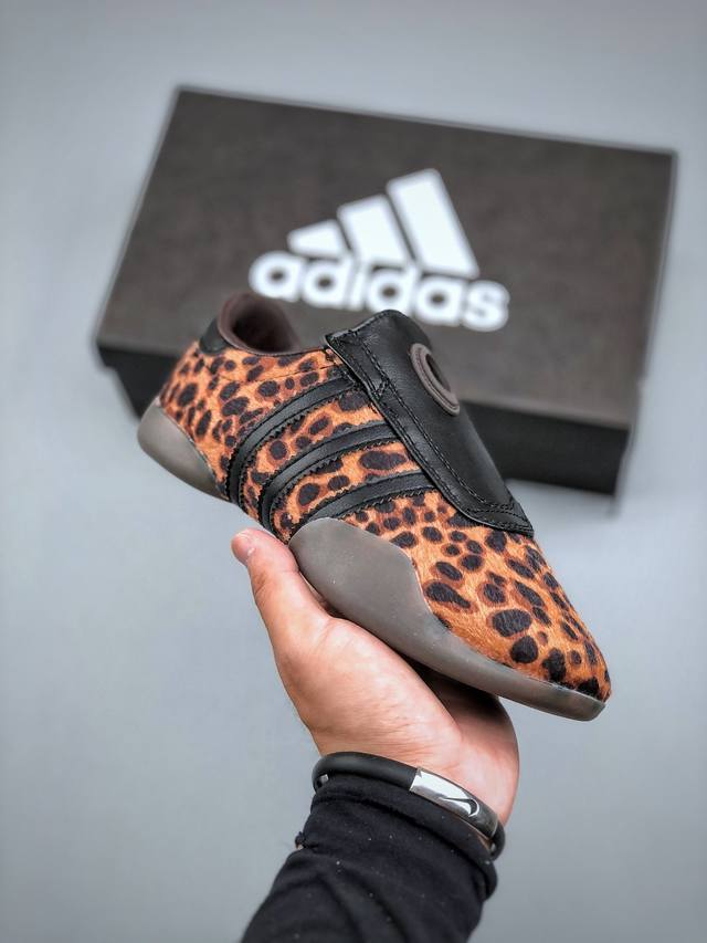 Adidas Taekwondo Mei W Off 跆拳道 运动鞋 实拍首发 无鞋带设计 皮质鞋口一脚蹬包裹感贼舒服 走路小跑不掉跟 鞋底都有奶牛花的设计实际