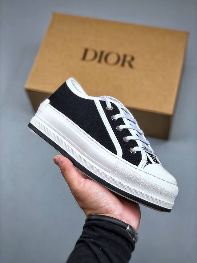 Dior迪奥休闲时尚板鞋系列 全套专柜包装物及配件鞋底嵌入核心防伪芯片感应装置釆用超软舒适透气面料 同源出厂真丝绸防尘鞋套袋 原装雪梨形超软沙绒纸团 鞋底采用橡