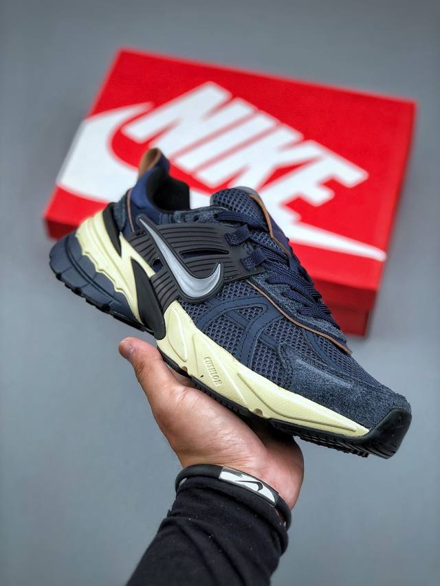 Nike V2K Run 减震防滑复古低帮跑步鞋 Fn6703 400 #鞋款被命名为 Runtekk 设计上借鉴了 0 年的跑鞋风格 简练又有复古运动气质 材